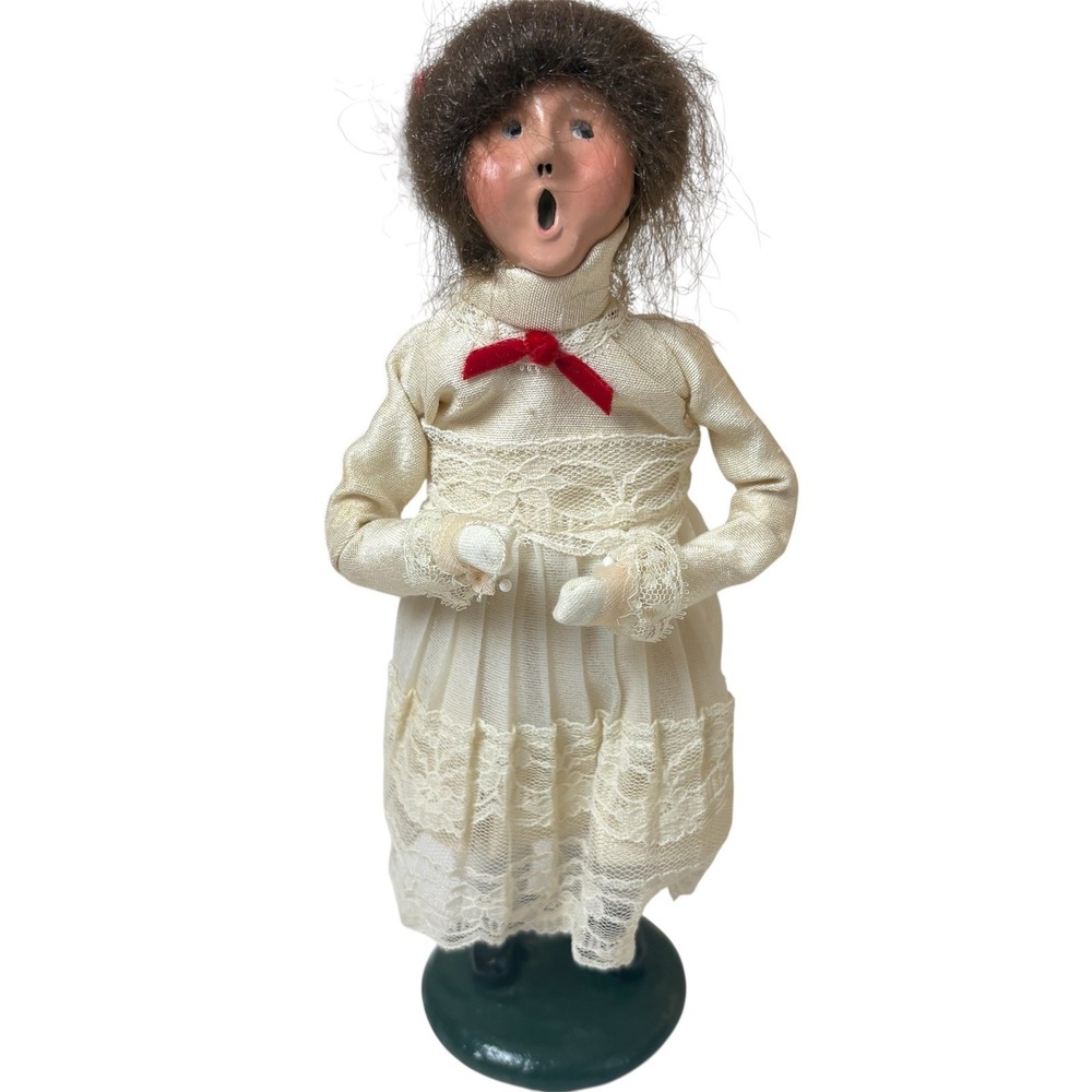 1986 Byers Choice Victorian Girl Caroler Doll Signed‎